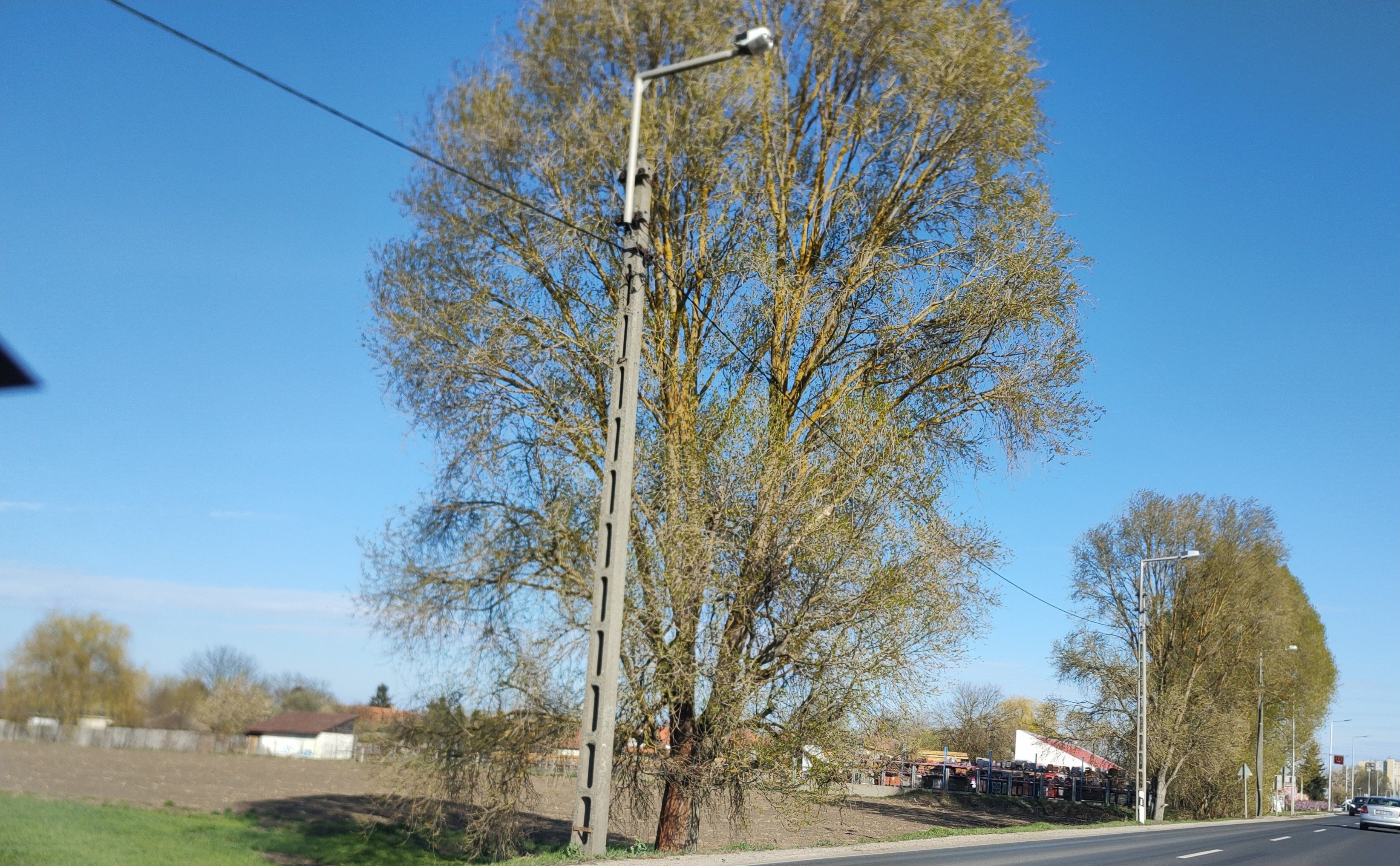 Eladó 8.000 nm telek a 26-os főút mellett Kazincbarcika határánál